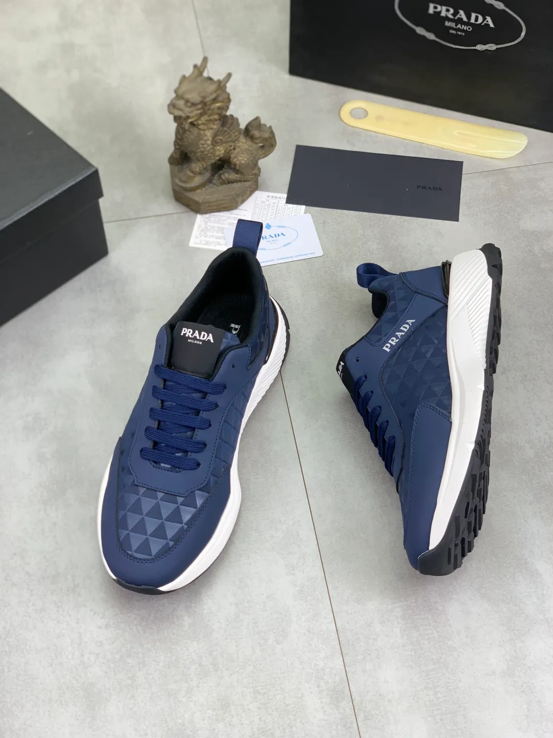 Men's shoes 💰P460💰 [New style] The official website classic popular model is on the market, and it will never go out of style for a century. 🆘 The trendy brand (Prada) mainly promotes popular models, avant-garde and versatile fashionable men's shoes private version molding, cowhide surface splicing 1:1 oil edge treatment... fashionable and simple, original imported cowhide and lining cowhide feet; the atmosphere and personality are more fashionable, eye-catching and pursuing class. It will subvert the old idea and be a must-have for fashion trendsetters with you! Must keep it for yourself! High-end comfort, high-end quality workmanship. Code number: 38-44 (45 customized) 2️⃣ colors available. full package